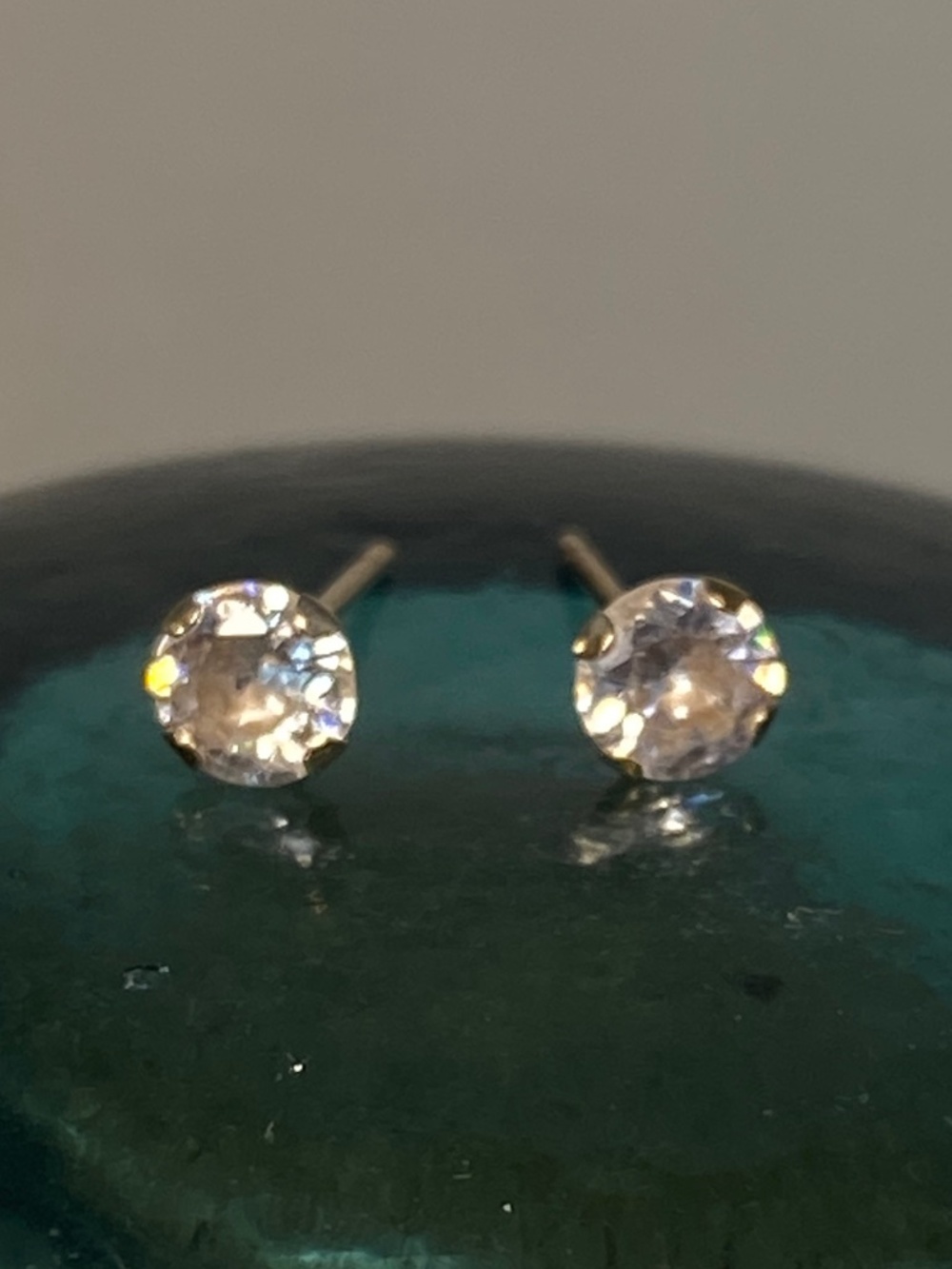 10K Gold Round Clear Stone Solitaire Stud Earrings Dainty Minimalist Classic
